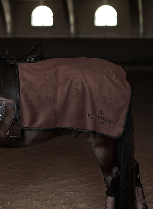 Manta para caballo Equestrian Stockholm Heavy Fleece Quarter manta Mocha para equitación
