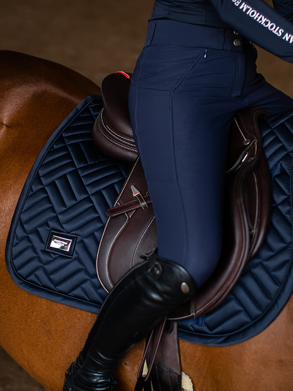 Jump Saddle Pad Modern Equestrian Stockholm Jump Saddle Pad Modern Tech Navy detalle 3