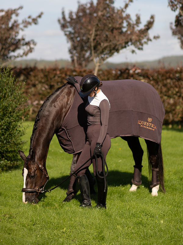 Manta para caballo Equestrian Stockholm Fleece Blanket Explore Moonless Night detalle 4