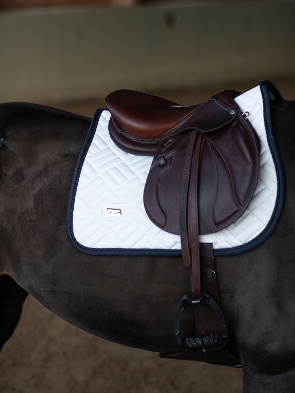 Jump Saddle Pad Modern Equestrian Stockholm Jump Saddle Pad Modern White Navy detalle 5