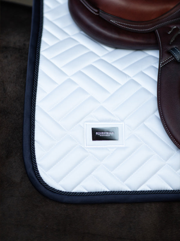 Jump Saddle Pad Modern Equestrian Stockholm Jump Saddle Pad Modern White Navy detalle 2